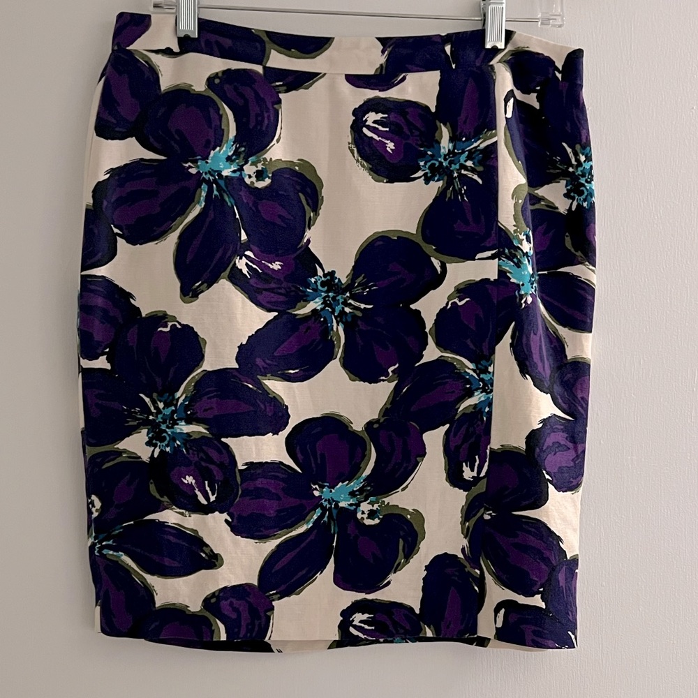 Gorgeous Loft skirt - purple and blue flowers on cream - size 8, like new